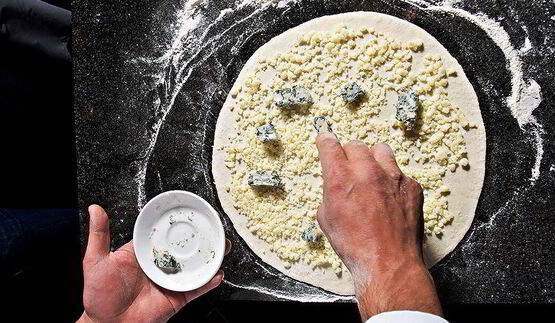 пицца с голубым сыром и грушей