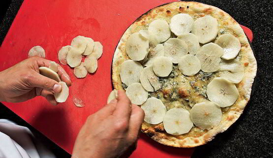 пицца с голубым сыром и грушей