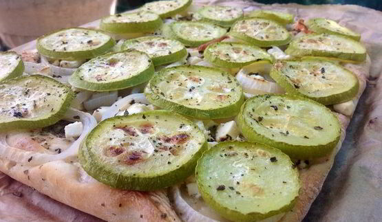 пицца с кабачками и ароматом базилика