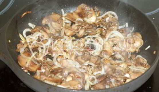 пицца с колбасой и грибами