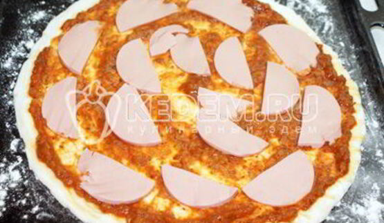 пицца с колбасой и грибами