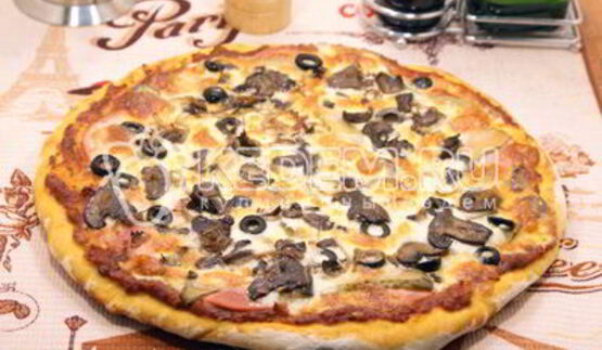 пицца с колбасой и грибами