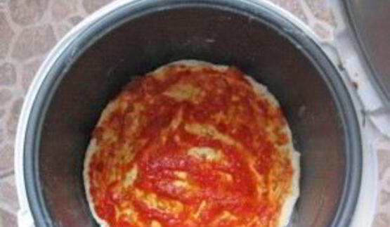 пицца с колбасой в мультиварке