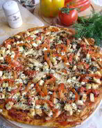 Пицца с курицей, грибами и адыгейским сыром