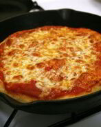Пицца с курицей на сковороде