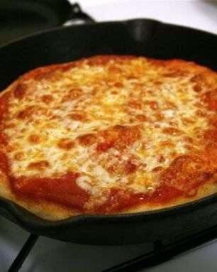 Пицца с курицей на сковороде