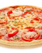 Пицца с перцем и колбасой