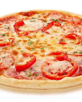 Пицца с перцем и колбасой