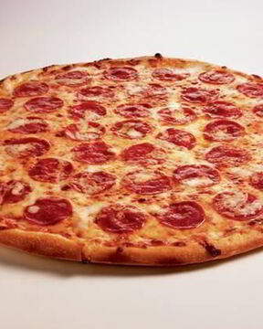 Пицца с помидорами и колбасой