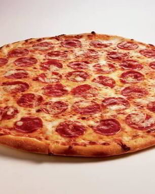 Пицца с помидорами и колбасой