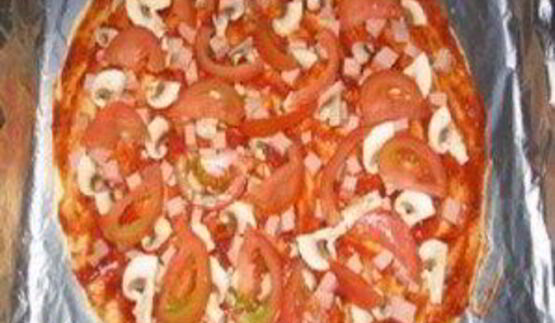 пицца с помидорами и колбасой