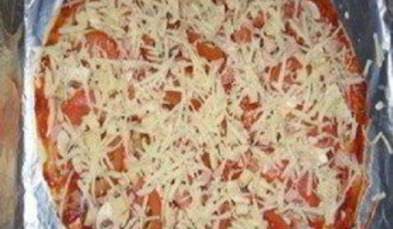 пицца с помидорами и колбасой