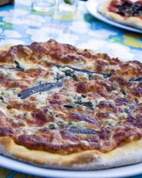 Пицца с сардинами, луком и помидорами