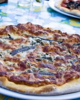 Пицца с сардинами, луком и помидорами