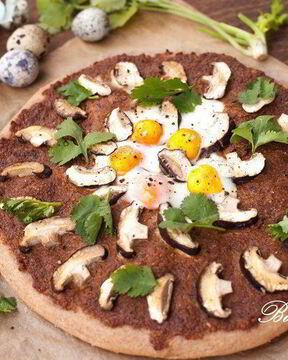 Пицца с шиитаке и пастой из грецкого ореха