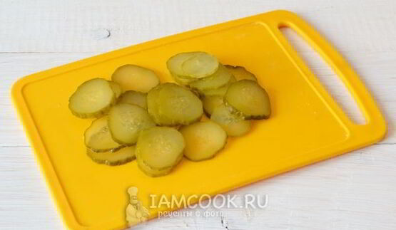 пицца с солеными огурцами