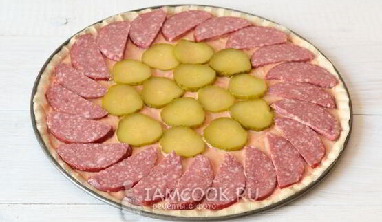 пицца с солеными огурцами