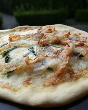 Пицца со спаржей, сыром таледжо и спеком