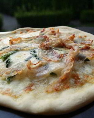 Пицца со спаржей, сыром таледжо и спеком