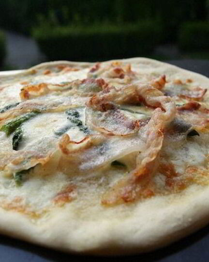 Рецепт пиццы со спаржей, сыром таледжо и спеком
