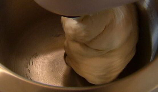 пицца со спаржей, сыром таледжо и спеком