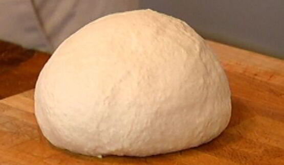 пицца со спаржей, сыром таледжо и спеком