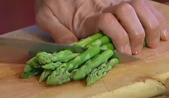 пицца со спаржей, сыром таледжо и спеком