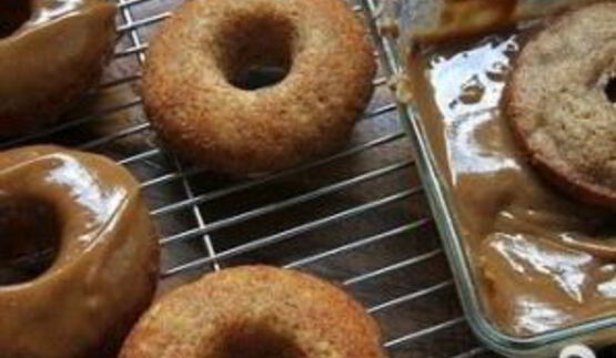 банановые пончики с арахисовой глазурью