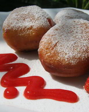 Пончики с клубничной начинкой