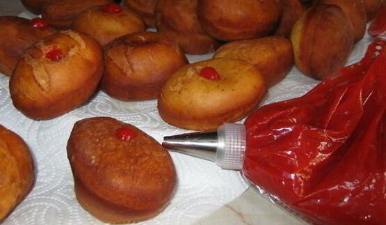 пончики с клубничной начинкой