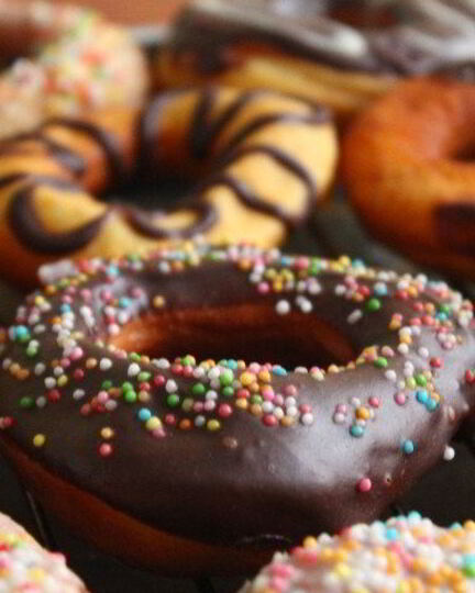 Рецепт пончиков в темном и белом шоколаде