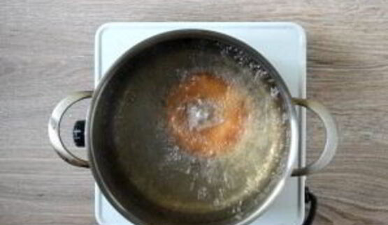 пончики во фритюре с шоколадом