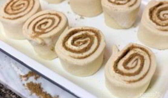 рулетики с корицей и глазурью