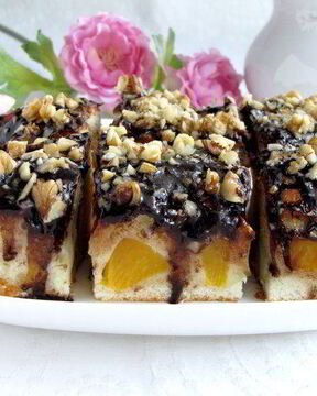 Фруктовая шарлотка с шоколадной глазурью