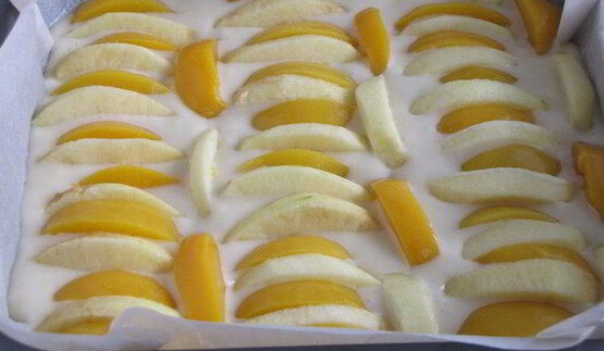 фруктовая шарлотка с шоколадной глазурью