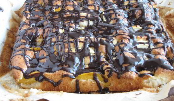 фруктовая шарлотка с шоколадной глазурью