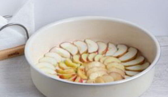 классическая шарлотка с яблоками и нектаринами