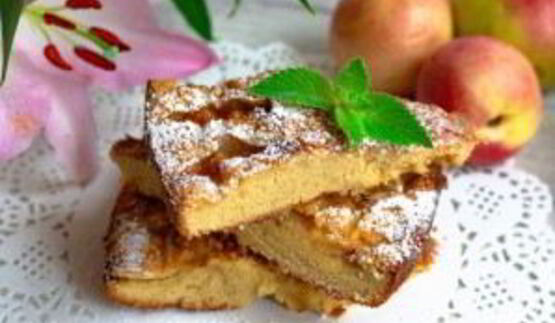 классическая шарлотка с яблоками и нектаринами