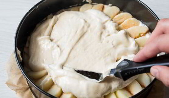 классическая яблочная шарлотка