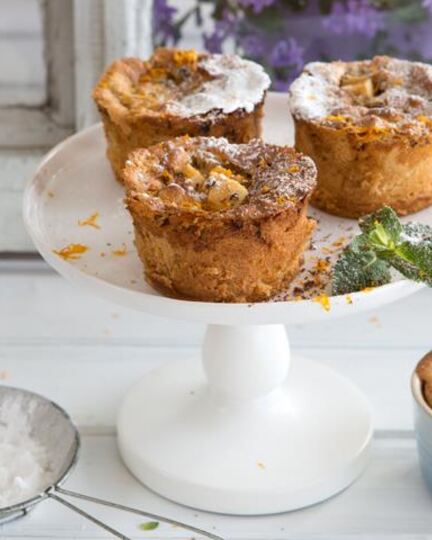 Рецепт мини-шарлоток из белого хлеба с грушами и шоколадом