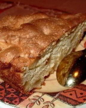 Шарлотка из хлеба и брынзы по-румынски