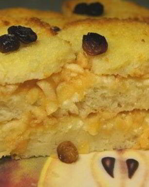 Шарлотка из сухарей с яблоками