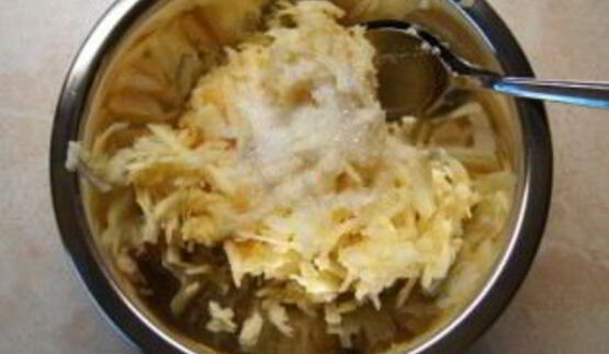 шарлотка из сухарей с яблоками