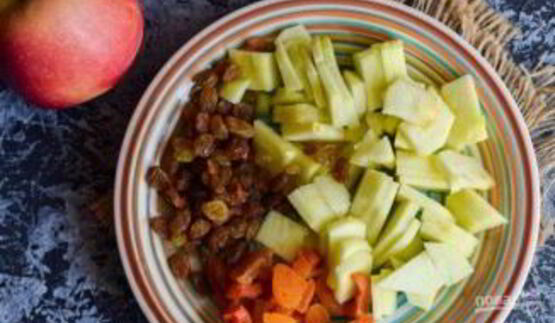 шарлотка из яблок на сметане