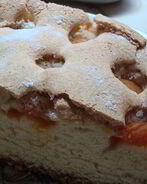 Шарлотка с абрикосами