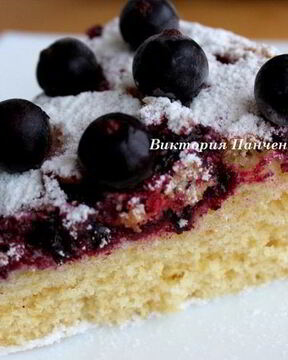 Шарлотка с черной смородиной из мультиварки