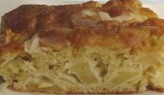 шарлотка с грушами и яблоками