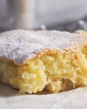 Шарлотка с кислыми зелеными яблоками