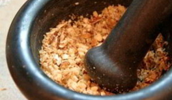 шарлотка с орехами и яблоками