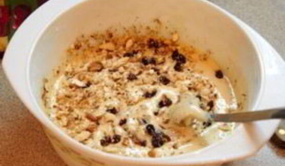 шарлотка с орехами и яблоками